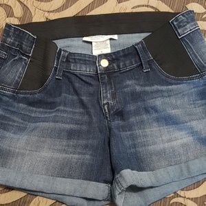 Lot of two maternity shorts
